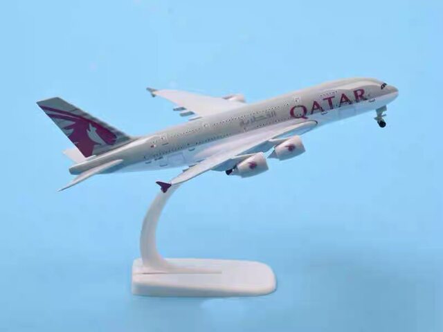20CM Airbus A380 Qatar Airways alloy simulation metal aircraft model ornament gift with landing gear