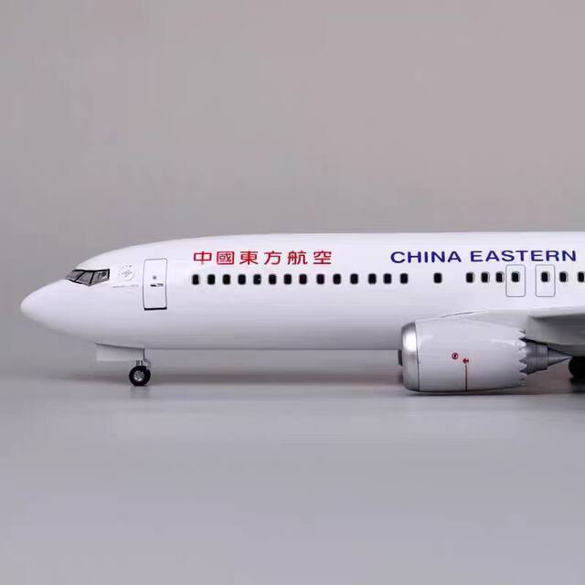 Simulated China Eastern Airlines 787 simulated passenger aircraft model with wheels and lights, gift