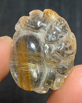 天然金发晶雕刻貔貅吊坠福在眼前