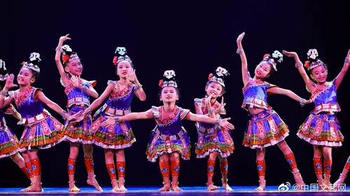 Десятая сессия маленького стиля лотоса, наступающая на красочную танцевальную службу, дети Miao и Dai Ethnic Mitherity Dance Performance Clothing