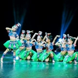 Детские этнические меньшинства Ling Yingyue Miao People исполнила танце