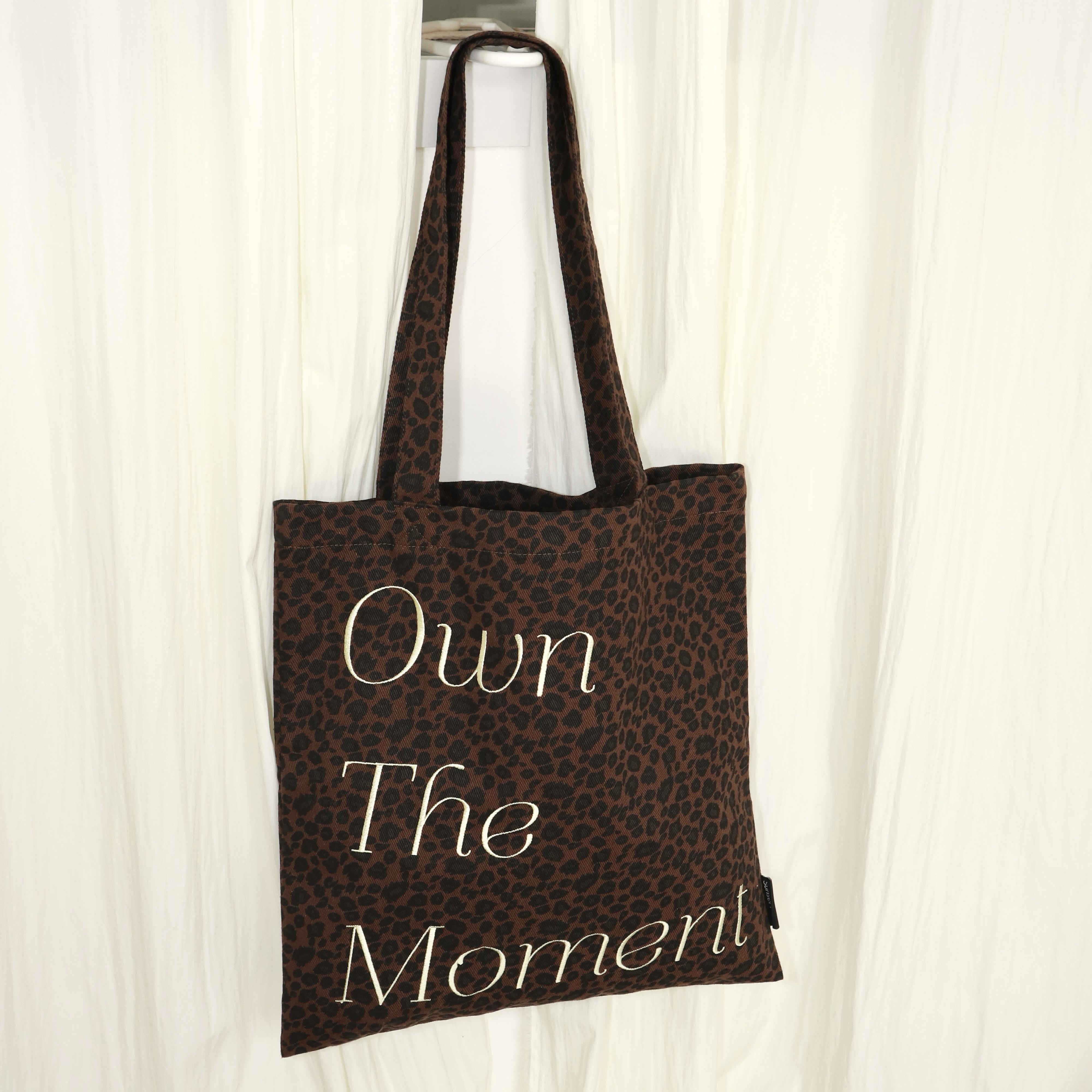SunsetPark「拥有此刻」原创豹纹英文刺绣百搭通勤时髦单肩帆布包,淘宝优惠券,粉丝福利购,淘宝优惠卷