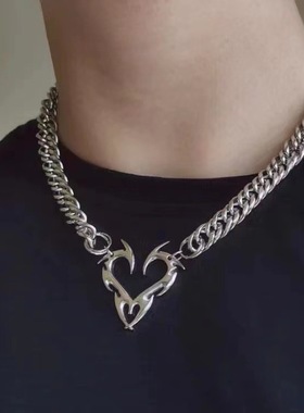 欧美时尚小众设计感通体钛钢图腾爱心吊坠甜酷男女ins嘻哈饰品