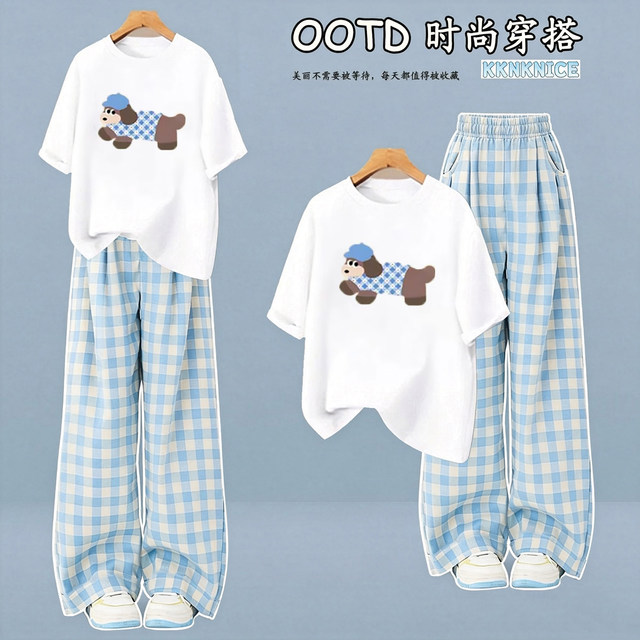 ຫຼາກຫຼາຍຂອງ outfits ແບບວິທະຍາໄລແລະ bestie ເສື້ອທີເຊີດເດັກຍິງ