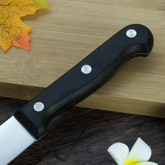 Cut the watermelon and lengthen it to make a fruit knife