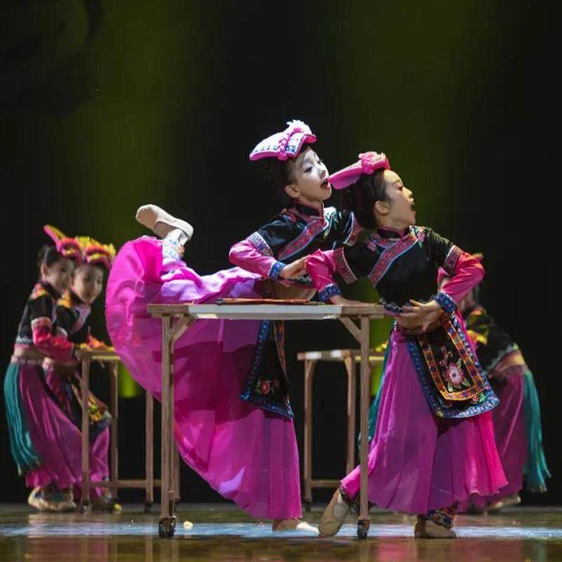 儿童苗族演出服小手绣花献给党舞蹈少数民族彝族三月三民族表演服,淘宝优惠券,粉丝福利购,淘宝优惠卷