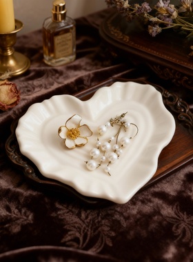 精致白色陶瓷心形首饰盘