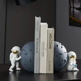 Книжный шкаф, космический космонавт