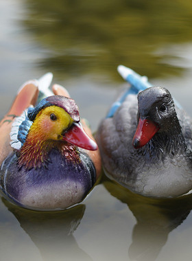 热销雕塑浮水黑白色天鹅石雕仿真庭院子水池糖花园造装饰树脂摆件