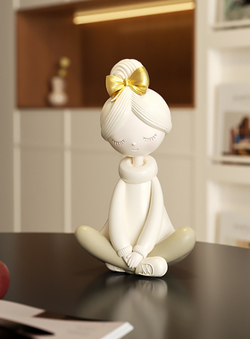 现代人物奶油风艺术摆件礼物