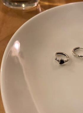 甜酷风杨超越同款黑色爱心耳圈简约冷淡风精致独特耳环耳饰耳钉女