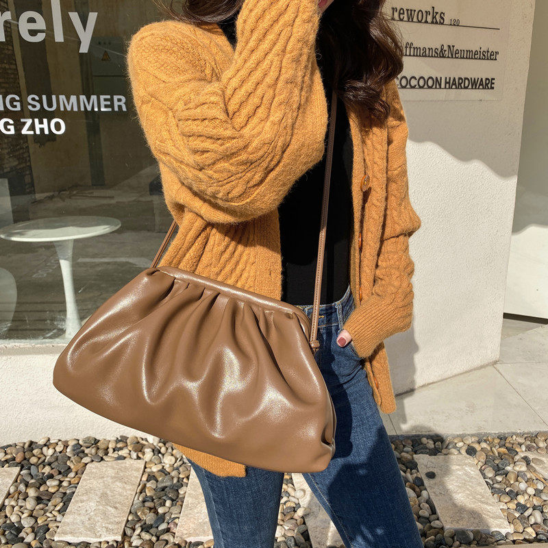 网红明星同款褶皱手拿包2021新款云朵包时尚大容量手抓包斜挎手包,淘宝优惠券,粉丝福利购,淘宝优惠卷