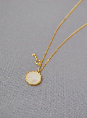 日韩饰品时尚精致细链白色母贝圆牌钥匙吊坠黄铜镀金项链毛衣链