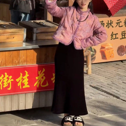 2025冬季新款新中式精致优雅棉服女国风立领盘扣拼毛刺绣紫色上衣 - 图3