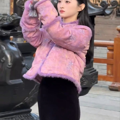 2025冬季新款新中式精致优雅棉服女国风立领盘扣拼毛刺绣紫色上衣 - 图2