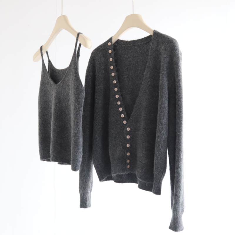 冬季恋歌 温柔风新款叠穿深V领多扣外套开衫+吊带背心简约两件套 - 图2