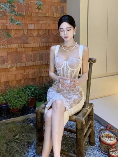 法式性感吊带连衣裙特大码女装2025新蕾丝拼接无袖修身气质中长裙