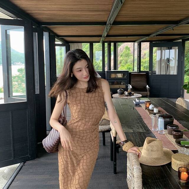 ເສື້ອຍືດແຂນບໍ່ມີແຂນຂອງແມ່ຍິງ khaki plaid
