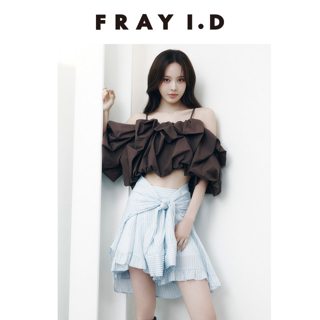 FRAY I.D2026 ລະດູໃບໄມ້ປົ່ງແລະລະດູຮ້ອນ ໃໝ່ ຫວານສີແຂງ plaid pleated off-shoulder halter top FWFB262035