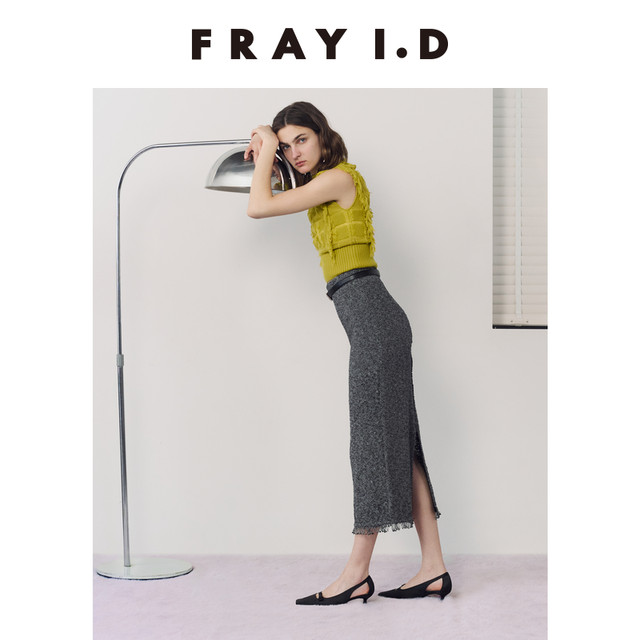 FRAY I.D2025 ຄົນອັບເດດ: ລະດູໃບໄມ້ຫຼົ່ນແລະລະດູຫນາວໃຫມ່ເຄິ່ງຫນຶ່ງຄໍເຕົ່າ tassel sweater sleeveless sweater FWNT254201