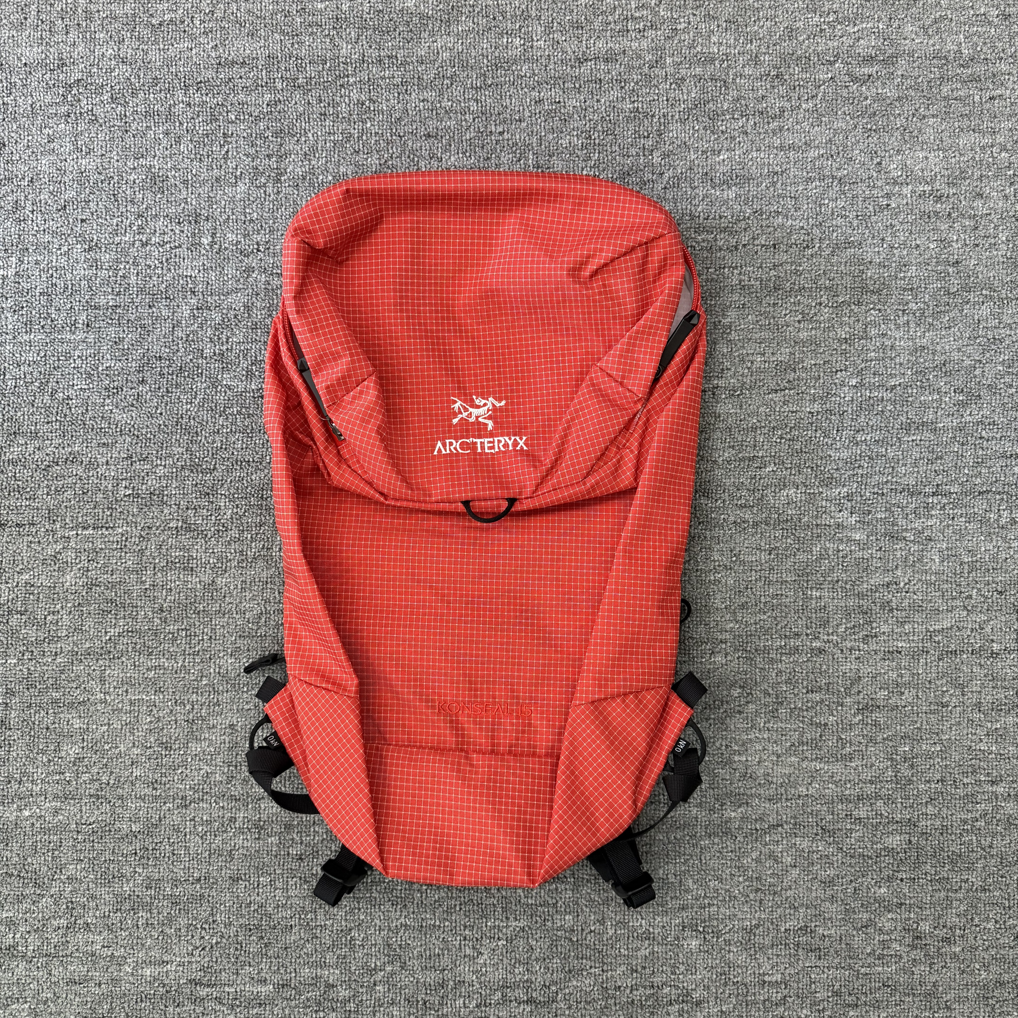 正品现货Arc'teryx 始祖鸟Konseal 15格子双肩背包运动防水轻量款,淘宝优惠券,粉丝福利购,淘宝优惠卷
