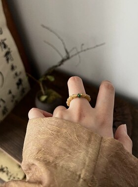 浅蜜色圆珠串珠戒指墨绿色珠金色隔珠弹力指环新中式简约小众戒指