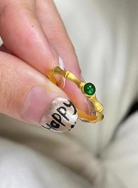 黄金色竹节戒指女小众简约设计新款复古节节高升镶嵌祖母绿戒指
