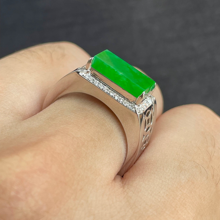 正阳绿方块马鞍指环种水细腻 18k金钻镶嵌男士戒指翡翠男款无裂纹 - 图1