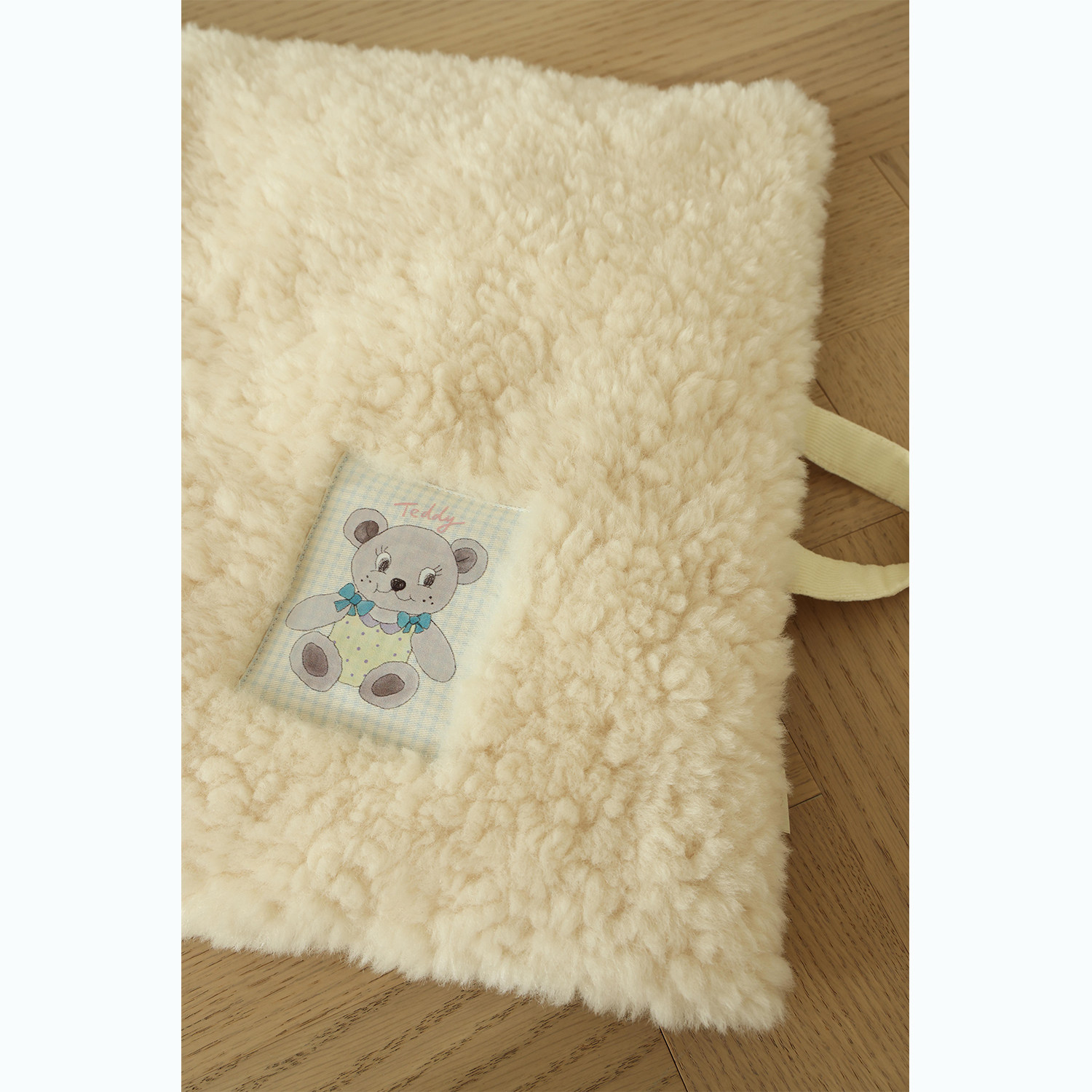 Carrying bay window mat with cream style removable and washable when going out