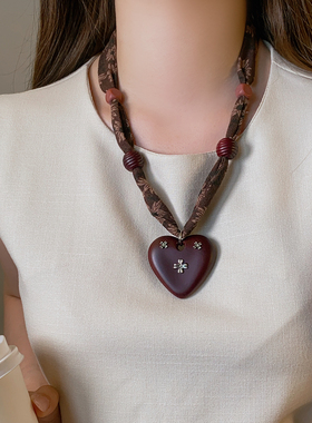 棕色十字架爱心吊坠项链高级感