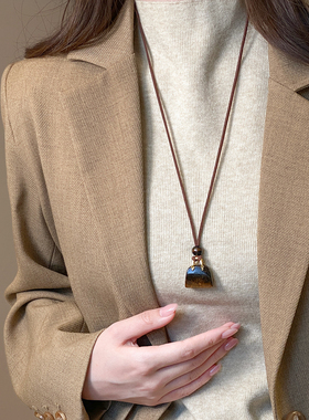 咖色包包吊坠长项链高级感配饰