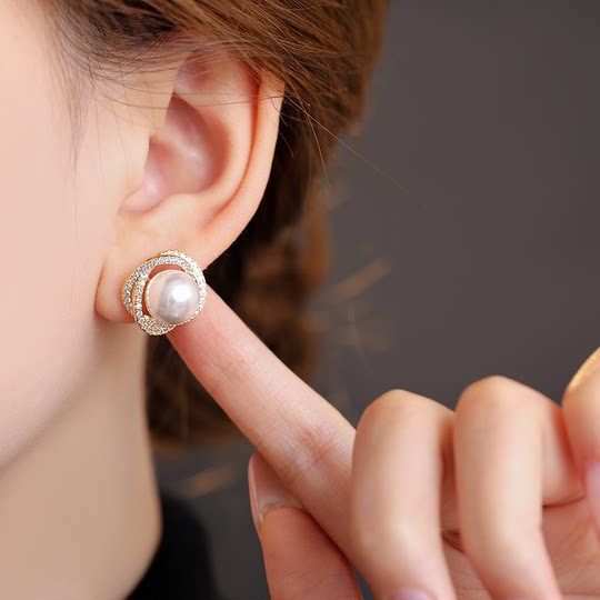 金色珍珠耳钉女2025新款爆款高级感气质大气耳环轻奢小众秋冬耳饰