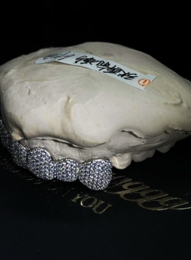 Mr.Bling定制上6颗满钻Grillz