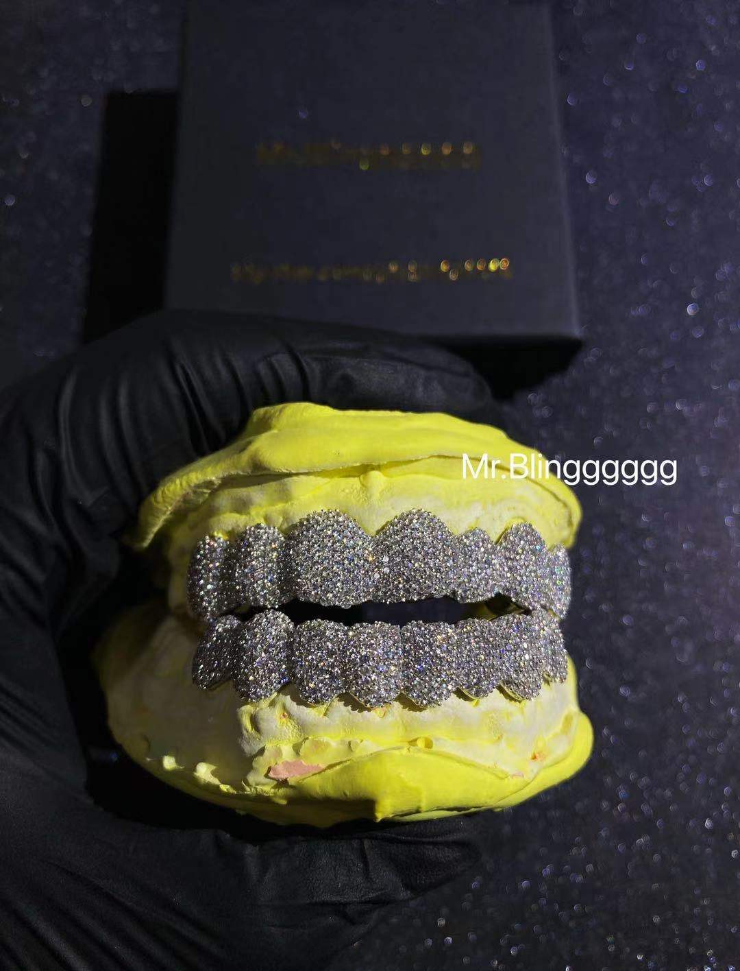 Mr.Blingggggg European and American hip-hop jewelry, the same style, super dense upper 7 and lower 8 full diamonds, customized braces and teeth drilling