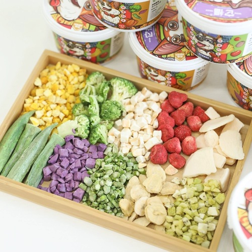 它福 Овощные замороженные и сухие домашние границы. Обучение награду с черникой, фруктами, фруктами, фруктами и фруктами, большими и маленькими собачьи щенками и собачьи закуски