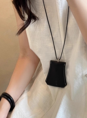 月牙皮革长款耳机包挂脖项链女便携钥匙包挂绳挂链毛衣链长款配饰