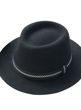 样板房主卧服装搭配飘窗礼帽摆件