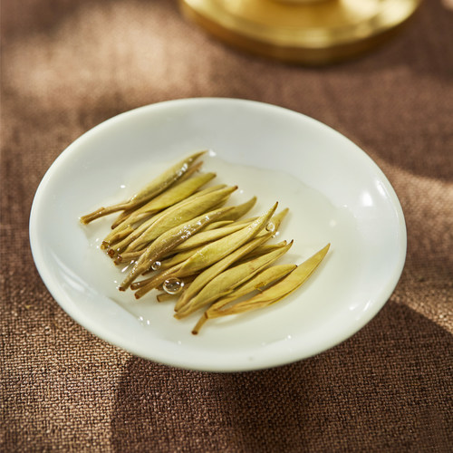 正宗福鼎白茶全芽明前2022年高山白毫银针白茶饼日晒高山茶叶300g - 图2