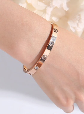 时尚风十字纹永恒之经典钛钢手镯