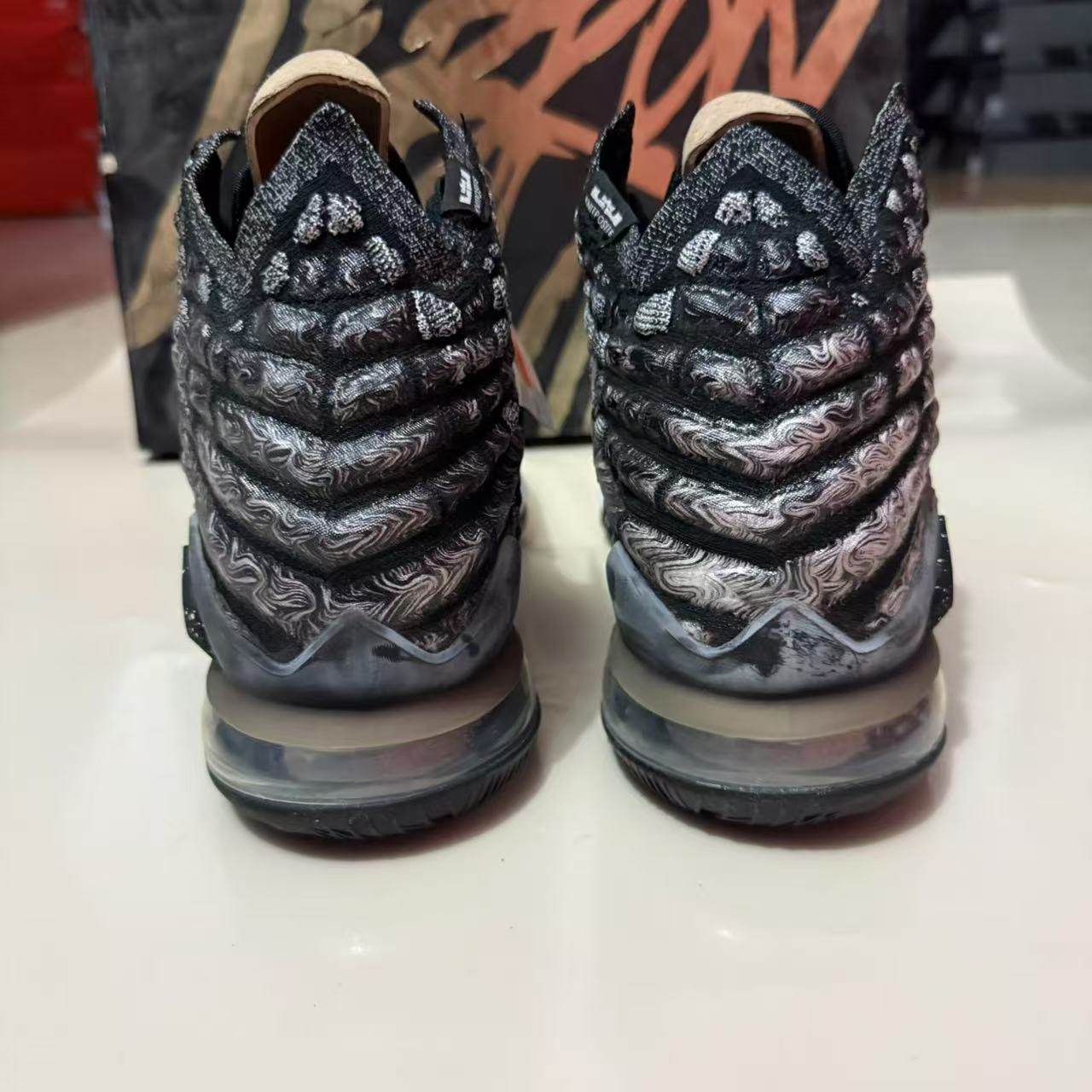 NIKE LEBRON XVII LBJ詹姆斯17代篮球鞋 BQ3178-004-002 BQ5594 - 图2