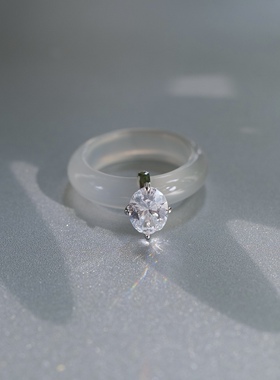 清润光泽。天然温润白玉髓闪亮高碳钻立体切割戒指时髦个性国风