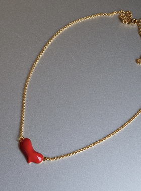 怦然心动。亮眼红色爱心吊坠金色细项链简约精致高级时髦个性设计