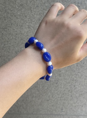 晴空万里。天然珍珠宝蓝色琉璃串珠手链弹力设计明亮撞色个性时髦