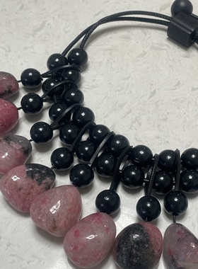 屏住呼吸。黑色皮绳圆球木珠红色系不规则天然石吊坠项链m0nies