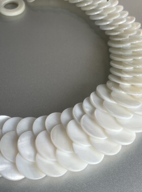 仪式感的日常化。天然白色贝壳片手工制作多层设计项链优雅精致