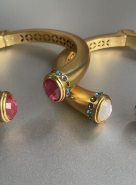 瞬间高级。复古金色开口粗手镯粉白宝石镶嵌老钱风JV时髦优雅孤品