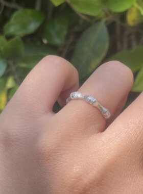 丝丝入扣。S925纯银镀金意大利拉丝工艺竹节细戒指闪亮锆石精致