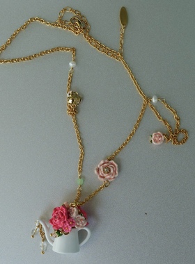 洒洒水啦。红粉花束水壶水滴珐琅吊坠可爱长项链秋冬毛衣链仪式感