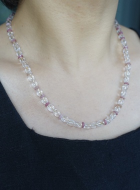 视觉降温。天然透明白水晶粉色串珠项链清爽精致简约高级设计感