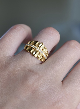 叶片丛生。通体S925纯银镀金闪亮锆石树叶倒影戒指开口可调节设计